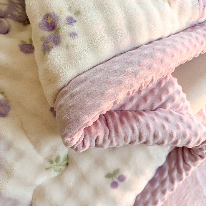 91家纺网 家纺一手货源 找家纺 宜家坊 2025新款直播热款A+兔兔绒豆豆被三层夹棉加厚毛毯毯子牛奶绒冬被泡泡兔毛绒保暖被子被芯 福蝶将至-a紫