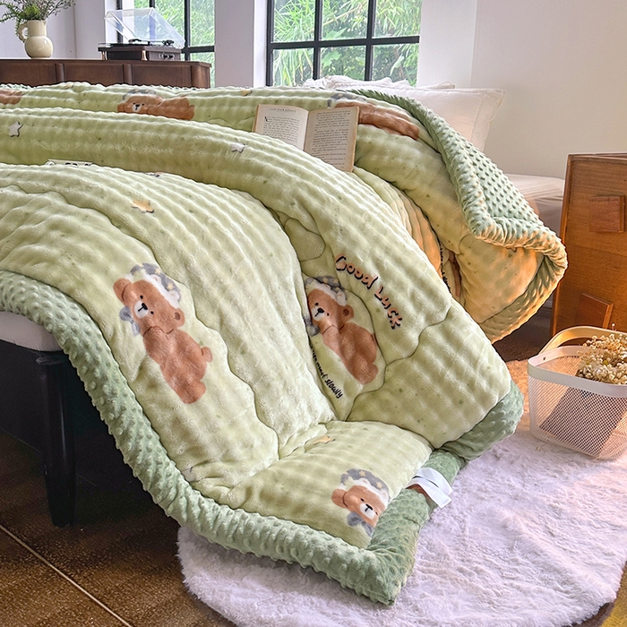 91家纺网 家纺一手货源 找家纺 宜家坊 2025新款直播热款A+兔兔绒豆豆被三层夹棉加厚毛毯毯子牛奶绒冬被泡泡兔毛绒保暖被子被芯 趴趴熊