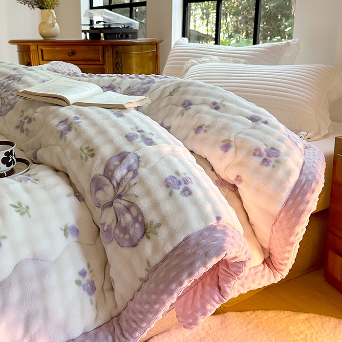 91家纺网 家纺一手货源 找家纺 宜家坊 2025新款直播热款A+兔兔绒豆豆被三层夹棉加厚毛毯毯子牛奶绒冬被泡泡兔毛绒保暖被子被芯 福蝶将至-a紫