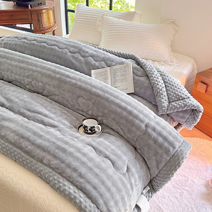 91家纺网 家纺一手货源 找家纺 宜家坊 2025新款直播热款A+兔兔绒豆豆被三层夹棉加厚毛毯毯子牛奶绒冬被泡泡兔毛绒保暖被子被芯 洋灰