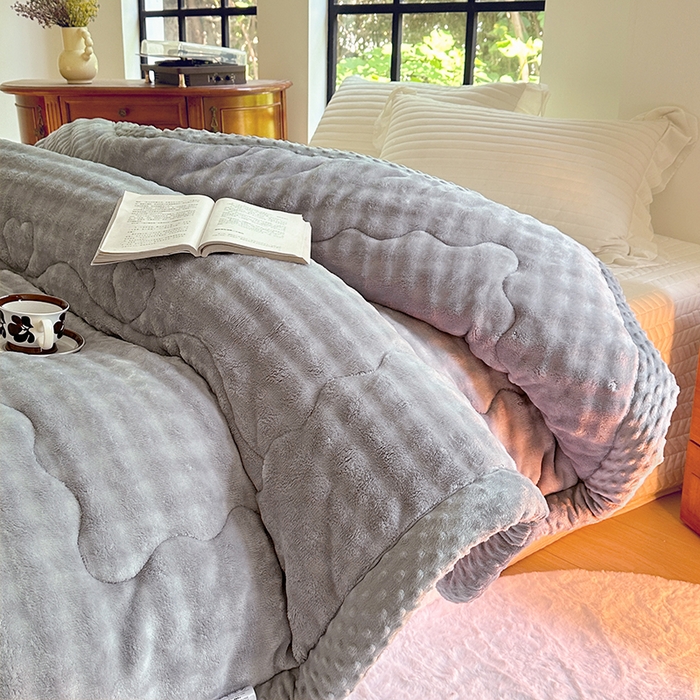 91家纺网 家纺一手货源 找家纺 宜家坊 2025新款直播热款A+兔兔绒豆豆被三层夹棉加厚毛毯毯子牛奶绒冬被泡泡兔毛绒保暖被子被芯 洋灰