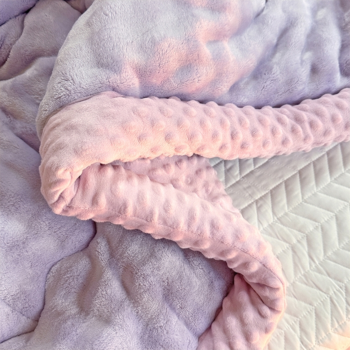 91家纺网 家纺一手货源 找家纺 宜家坊 2025新款直播热款A+兔兔绒豆豆被三层夹棉加厚毛毯毯子牛奶绒冬被泡泡兔毛绒保暖被子被芯 紫霞仙子