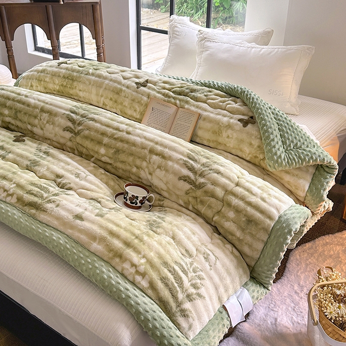 91家纺网 家纺一手货源 找家纺 宜家坊 2025新款直播热款A+兔兔绒豆豆被三层夹棉加厚毛毯毯子牛奶绒冬被泡泡兔毛绒保暖被子被芯 福蝶将至 绿