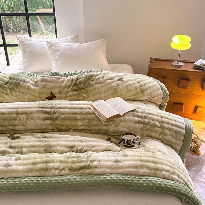 91家纺网 家纺一手货源 找家纺 宜家坊 2025新款直播热款A+兔兔绒豆豆被三层夹棉加厚毛毯毯子牛奶绒冬被泡泡兔毛绒保暖被子被芯 福蝶将至 绿