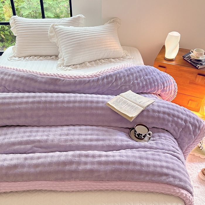 91家纺网 家纺一手货源 找家纺 宜家坊 2025新款直播热款A+兔兔绒豆豆被三层夹棉加厚毛毯毯子牛奶绒冬被泡泡兔毛绒保暖被子被芯 紫霞仙子