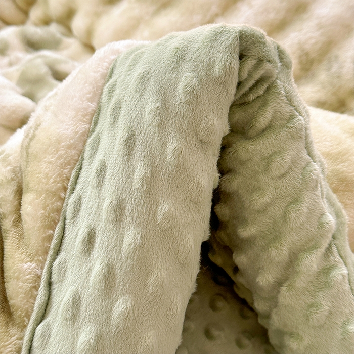 91家纺网 家纺一手货源 找家纺 宜家坊 2025新款直播热款A+兔兔绒豆豆被三层夹棉加厚毛毯毯子牛奶绒冬被泡泡兔毛绒保暖被子被芯 福蝶将至 绿