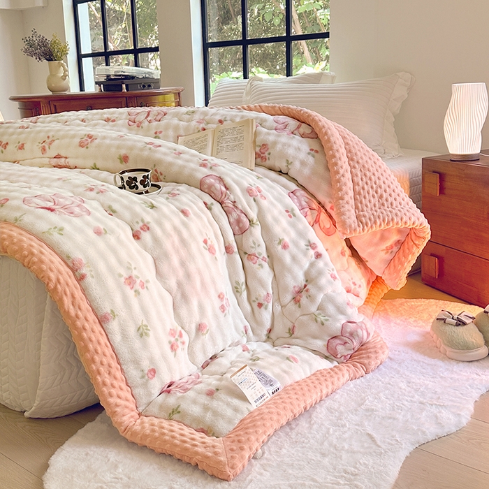 91家纺网 家纺一手货源 找家纺 宜家坊 2025新款直播热款A+兔兔绒豆豆被三层夹棉加厚毛毯毯子牛奶绒冬被泡泡兔毛绒保暖被子被芯 福蝶将至-粉