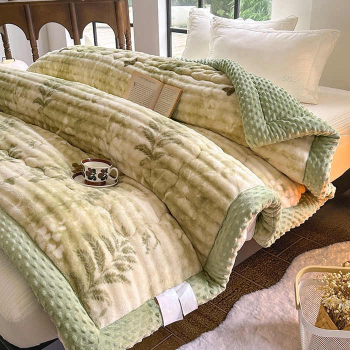 91家纺网 家纺一手货源 找家纺 宜家坊 2025新款直播热款A+兔兔绒豆豆被三层夹棉加厚毛毯毯子牛奶绒冬被泡泡兔毛绒保暖被子被芯 福蝶将至 绿