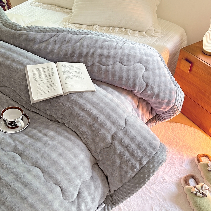 91家纺网 家纺一手货源 找家纺 宜家坊 2025新款直播热款A+兔兔绒豆豆被三层夹棉加厚毛毯毯子牛奶绒冬被泡泡兔毛绒保暖被子被芯 洋灰