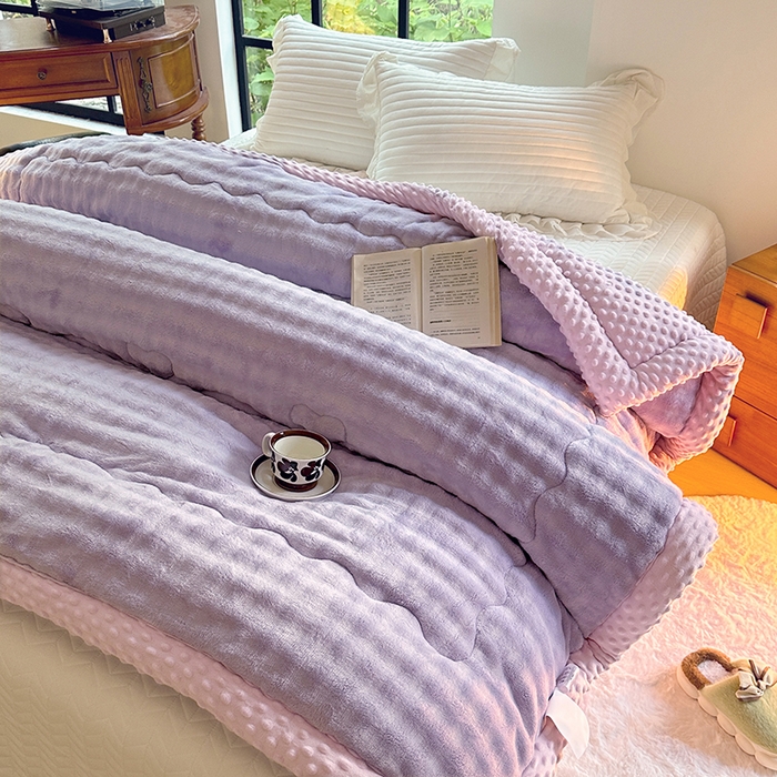 91家纺网 家纺一手货源 找家纺 宜家坊 2025新款直播热款A+兔兔绒豆豆被三层夹棉加厚毛毯毯子牛奶绒冬被泡泡兔毛绒保暖被子被芯 紫霞仙子