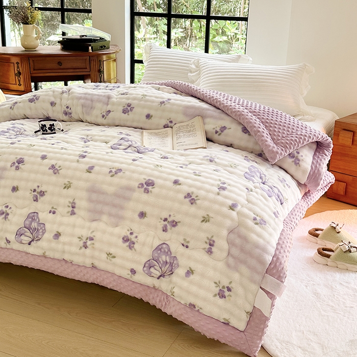 91家纺网 家纺一手货源 找家纺 宜家坊 2025新款直播热款A+兔兔绒豆豆被三层夹棉加厚毛毯毯子牛奶绒冬被泡泡兔毛绒保暖被子被芯 福蝶将至-a紫