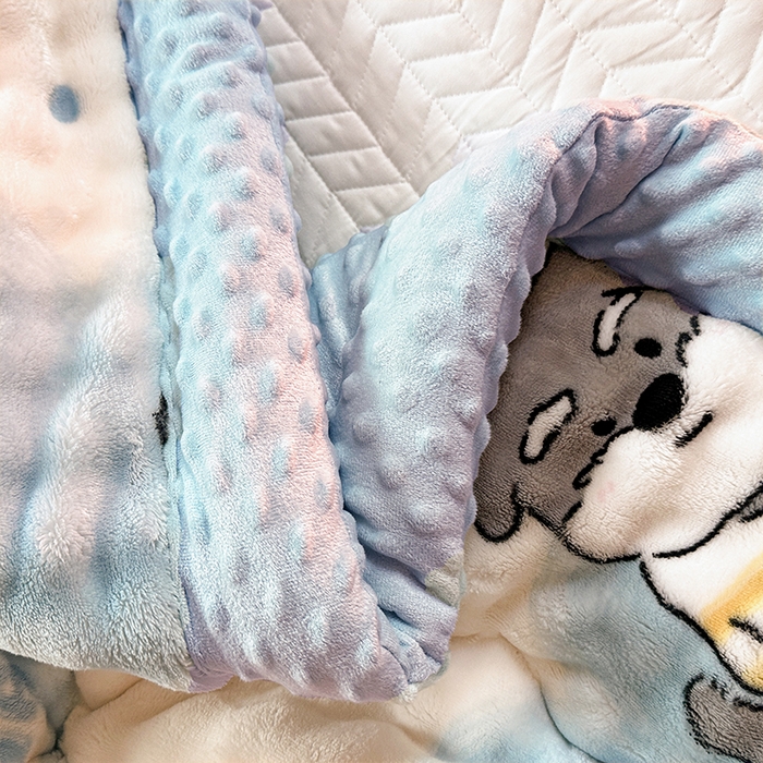 91家纺网 家纺一手货源 找家纺 宜家坊 2025新款直播热款A+兔兔绒豆豆被三层夹棉加厚毛毯毯子牛奶绒冬被泡泡兔毛绒保暖被子被芯 嗨皮狗狗