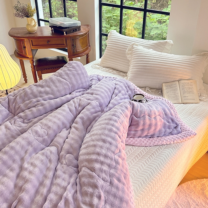 91家纺网 家纺一手货源 找家纺 宜家坊 2025新款直播热款A+兔兔绒豆豆被三层夹棉加厚毛毯毯子牛奶绒冬被泡泡兔毛绒保暖被子被芯 紫霞仙子