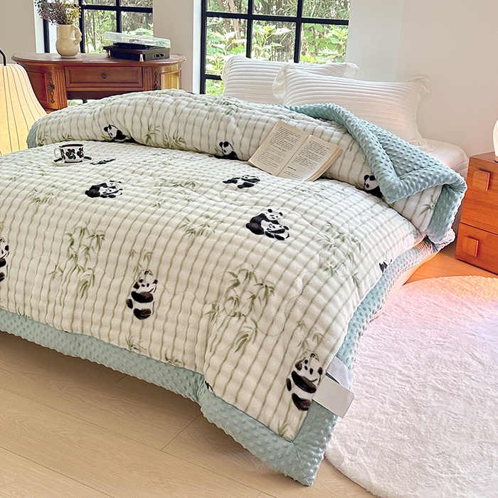 91家纺网 家纺一手货源 找家纺 宜家坊 2025新款直播热款A+兔兔绒豆豆被三层夹棉加厚毛毯毯子牛奶绒冬被泡泡兔毛绒保暖被子被芯 熊有成竹