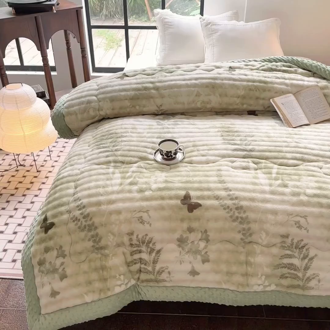 91家纺网 家纺一手货源 找家纺 宜家坊 2025新款直播热款A+兔兔绒豆豆被三层夹棉加厚毛毯毯子牛奶绒冬被泡泡兔毛绒保暖被子被芯 福蝶将至 绿