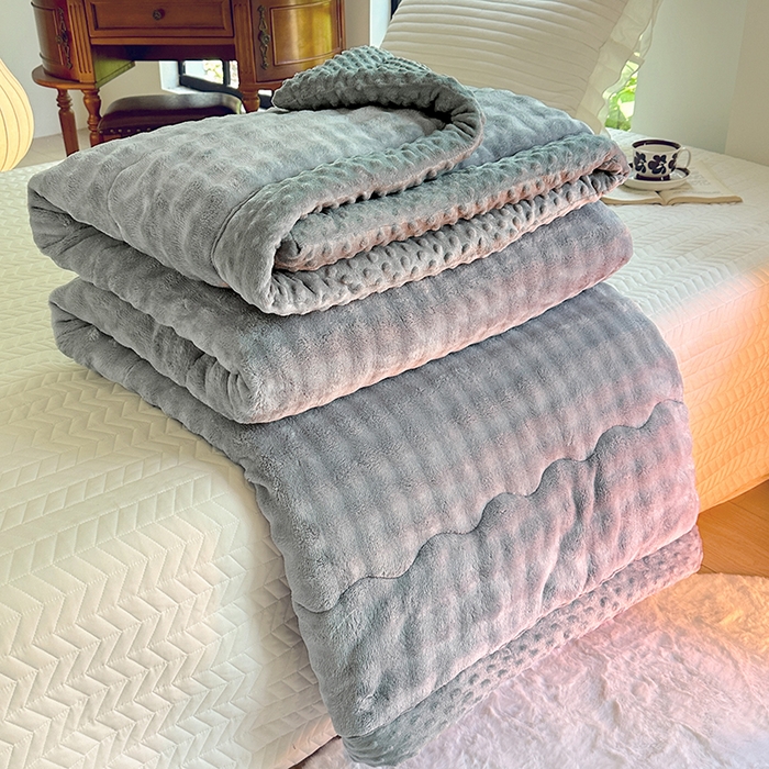 91家纺网 家纺一手货源 找家纺 宜家坊 2025新款直播热款A+兔兔绒豆豆被三层夹棉加厚毛毯毯子牛奶绒冬被泡泡兔毛绒保暖被子被芯 洋灰