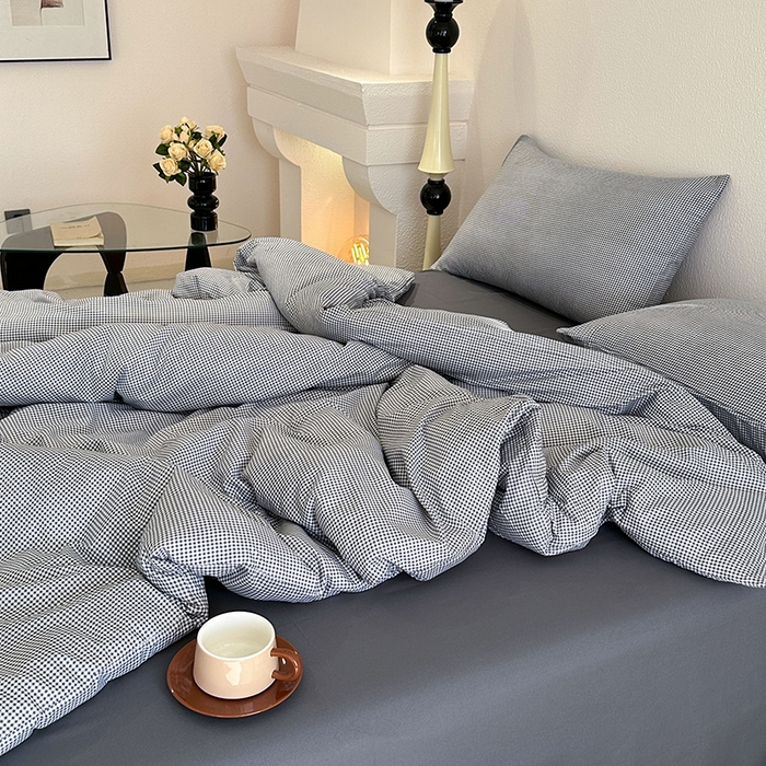 91家纺网 家纺一手货源 找家纺 梵克保罗 2025新款ins风亲肤卡通条格印花水洗棉系列四件套-风格一 日系高级灰格