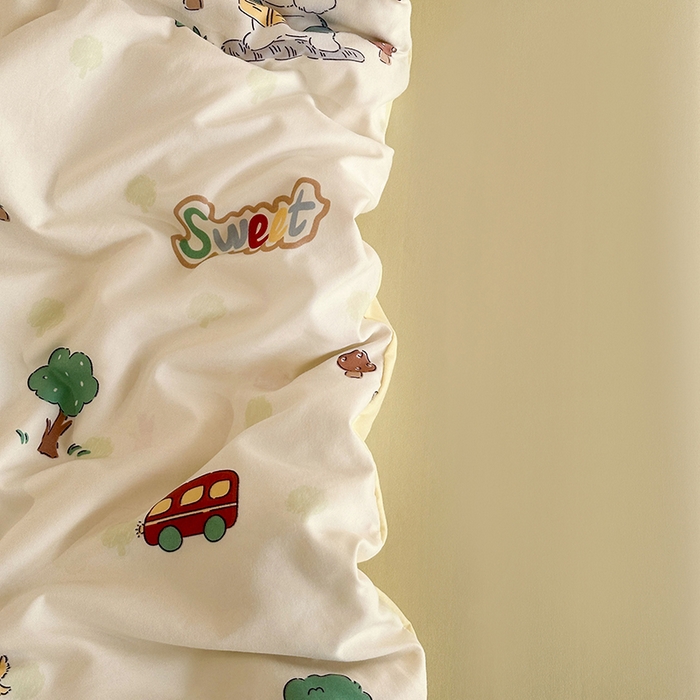 91家纺网 家纺一手货源 找家纺 梵克保罗 2025新款ins风亲肤卡通条格印花水洗棉系列四件套-风格一 森林巴士