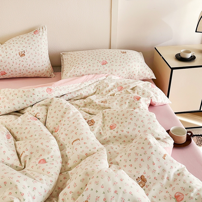 91家纺网 家纺一手货源 找家纺 梵克保罗 2025新款ins风亲肤卡通条格印花水洗棉系列四件套-风格一 蜜桃松鼠