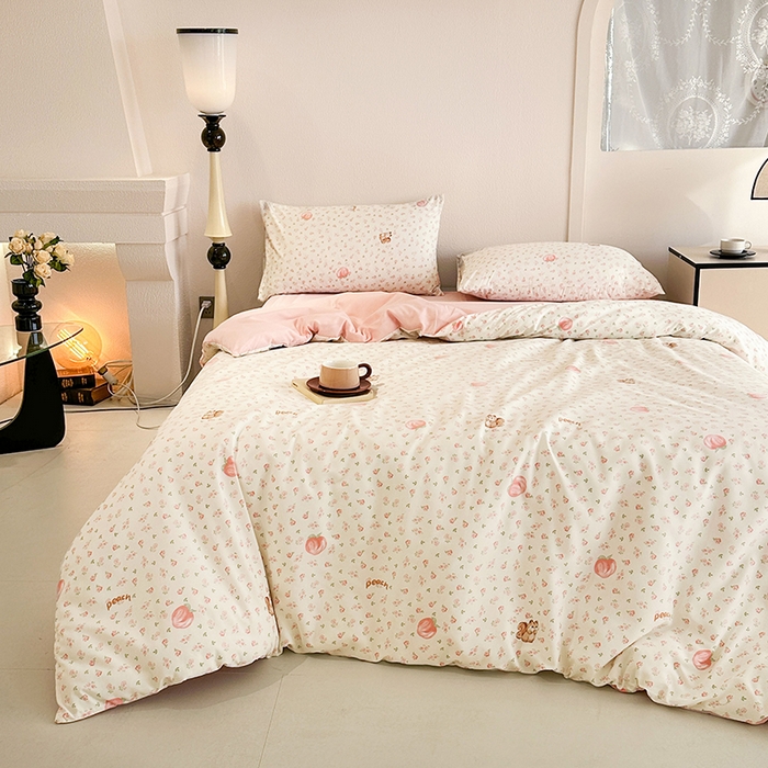 91家纺网 家纺一手货源 找家纺 梵克保罗 2025新款ins风亲肤卡通条格印花水洗棉系列四件套-风格一 蜜桃松鼠