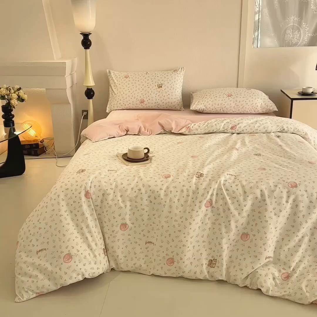 91家纺网 家纺一手货源 找家纺 梵克保罗 2025新款ins风亲肤卡通条格印花水洗棉系列四件套-风格一 蜜桃松鼠