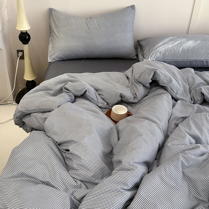 91家纺网 家纺一手货源 找家纺 梵克保罗 2025新款ins风亲肤卡通条格印花水洗棉系列四件套-风格二 日系高级灰格