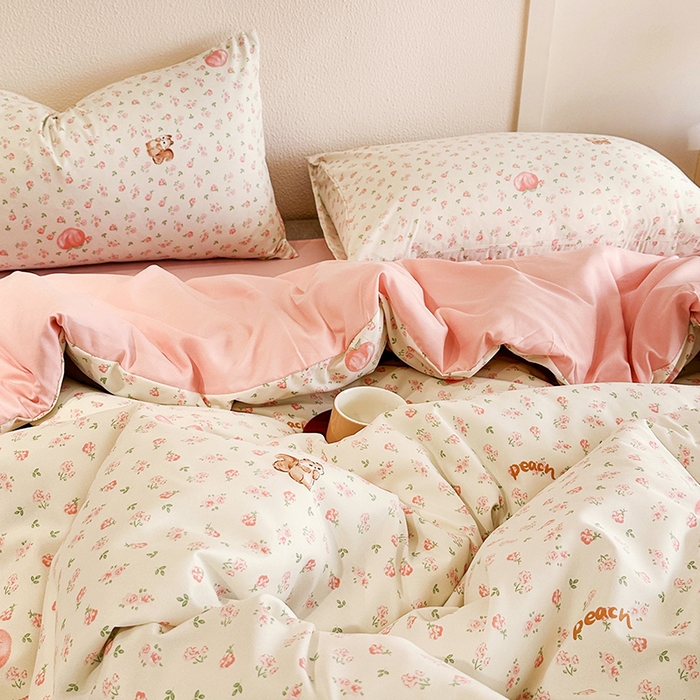 91家纺网 家纺一手货源 找家纺 梵克保罗 2025新款ins风亲肤卡通条格印花水洗棉系列四件套-风格二 蜜桃松鼠