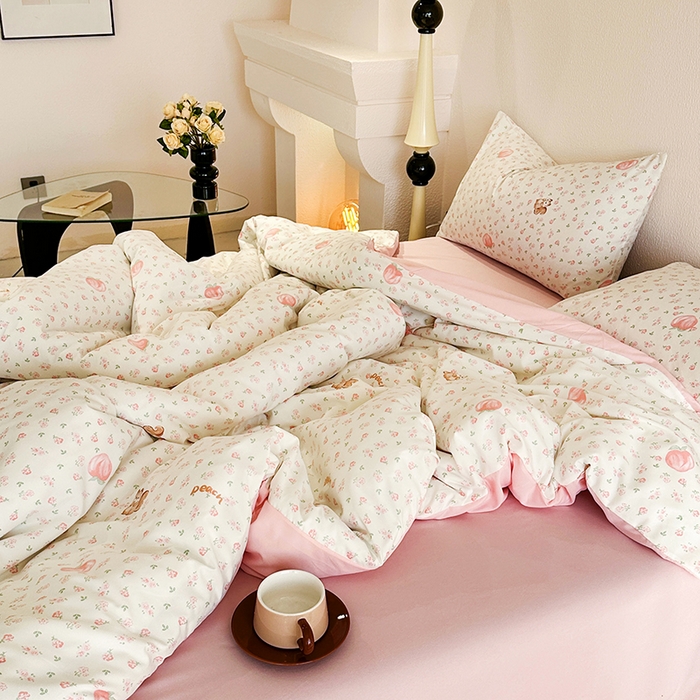 91家纺网 家纺一手货源 找家纺 梵克保罗 2025新款ins风亲肤卡通条格印花水洗棉系列四件套-风格二 蜜桃松鼠