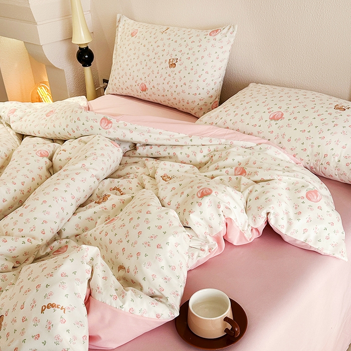 91家纺网 家纺一手货源 找家纺 梵克保罗 2025新款ins风亲肤卡通条格印花水洗棉系列四件套-风格三 蜜桃松鼠