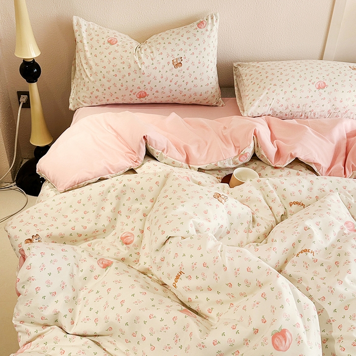 91家纺网 家纺一手货源 找家纺 梵克保罗 2025新款ins风亲肤卡通条格印花水洗棉系列四件套-风格三 蜜桃松鼠