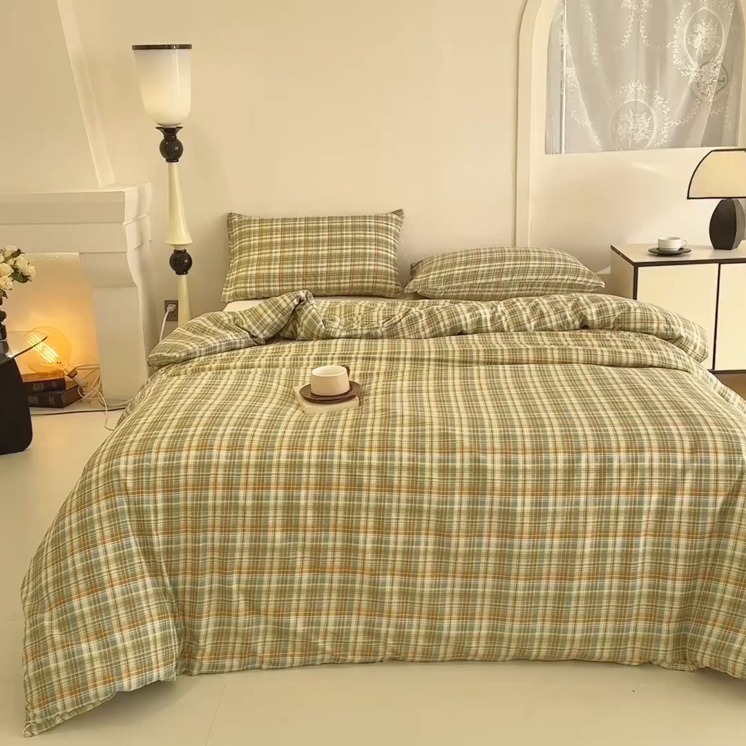 91家纺网 家纺一手货源 找家纺 梵克保罗 2025新款ins风亲肤卡通条格印花水洗棉系列四件套-风格三 日系橄榄格