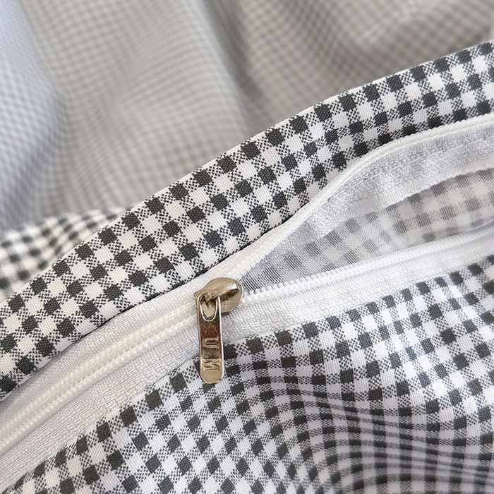 91家纺网 家纺一手货源 找家纺 梵克保罗 2025新款ins风亲肤卡通条格印花水洗棉系列四件套-风格三 日系高级灰格