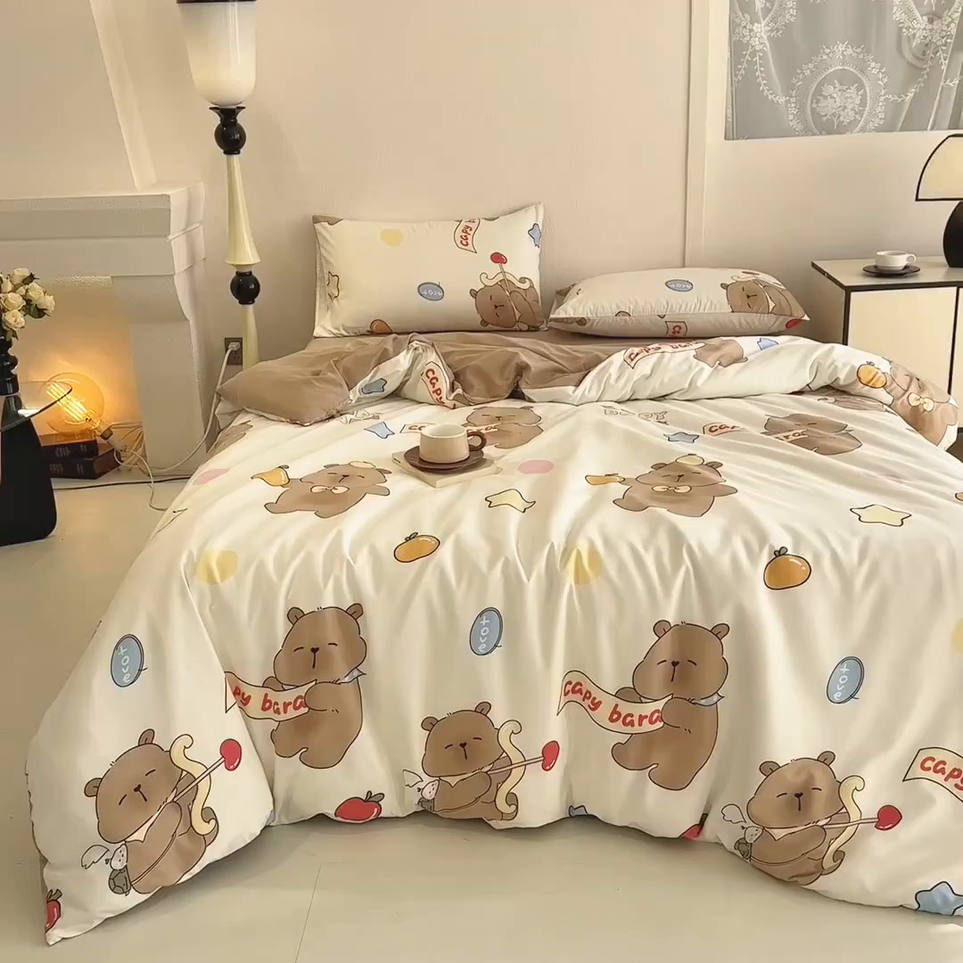 91家纺网 家纺一手货源 找家纺 梵克保罗 2025新款ins风亲肤卡通条格印花水洗棉系列四件套-风格三 欢乐卡巴