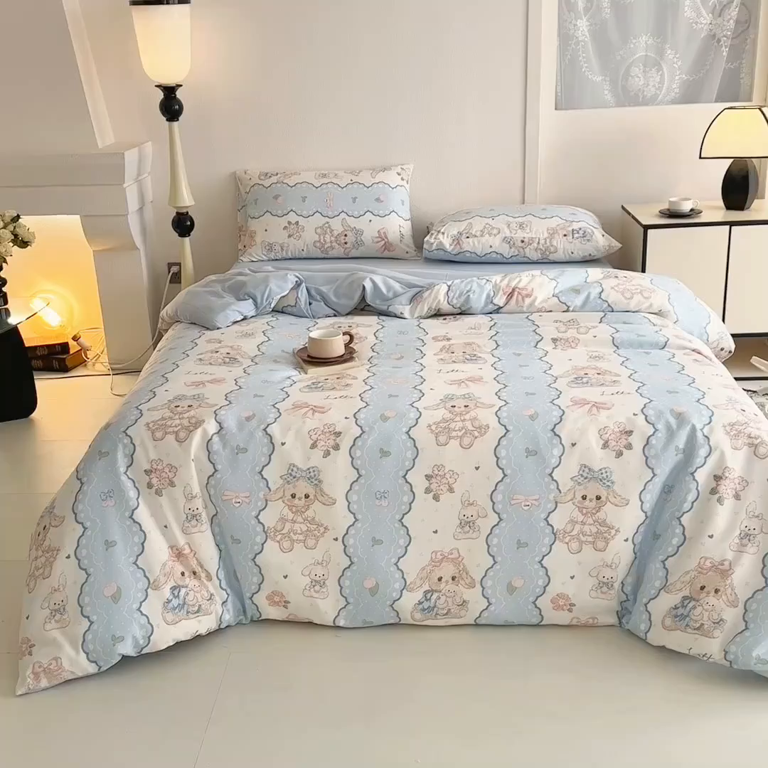 91家纺网 家纺一手货源 找家纺 梵克保罗 2025新款ins风亲肤卡通条格印花水洗棉系列四件套-风格三 可爱小兔