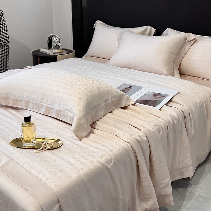 91家纺网 家纺一手货源 找家纺 梵克保罗 2025春夏新款莱赛尔兰精天丝提花单夏被空调被夏被四件套 夏日粉