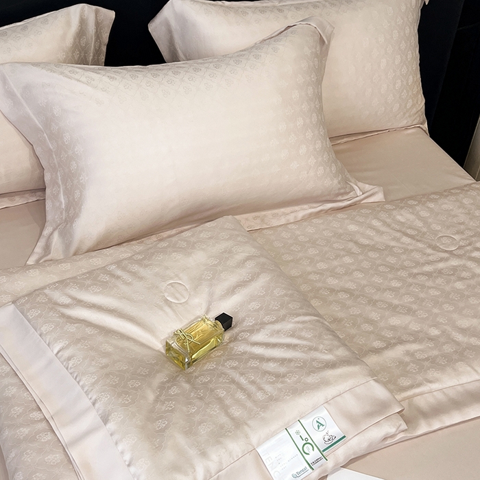 91家纺网 家纺一手货源 找家纺 梵克保罗 2025春夏新款莱赛尔兰精天丝提花单夏被空调被夏被四件套 夏日粉