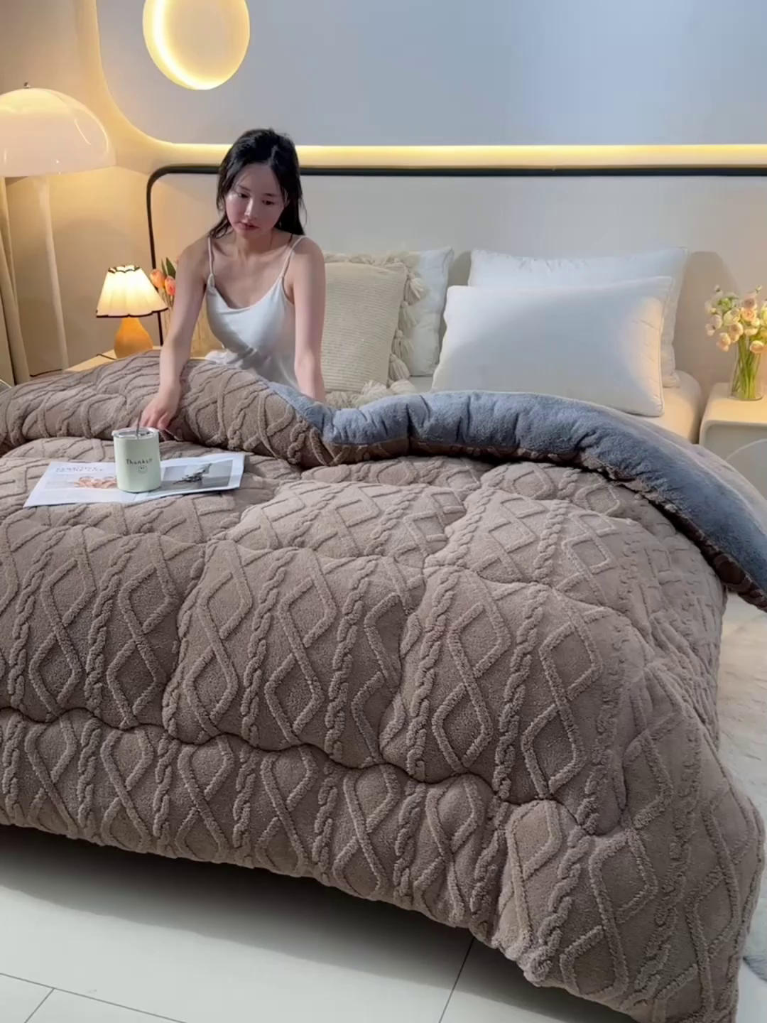 91家纺网 家纺一手货源 找家纺 宇豪家纺 2025新款塔芙绒被子羊羔绒冬被 咖色