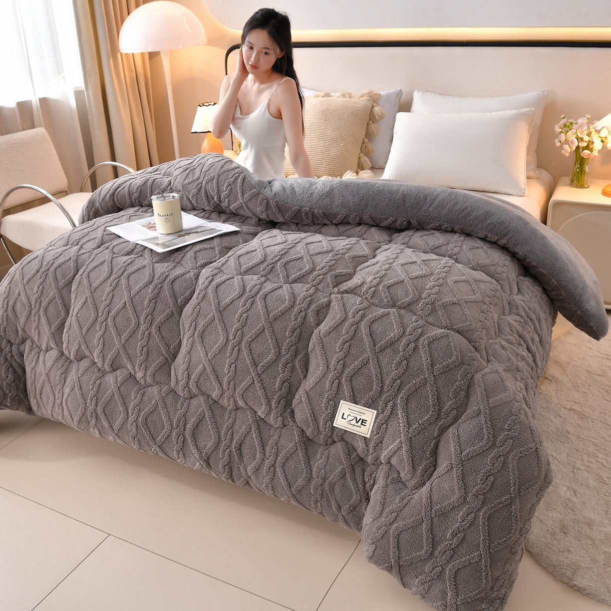 91家纺网 家纺一手货源 找家纺 宇豪家纺 2025新款塔芙绒被子羊羔绒冬被 深灰
