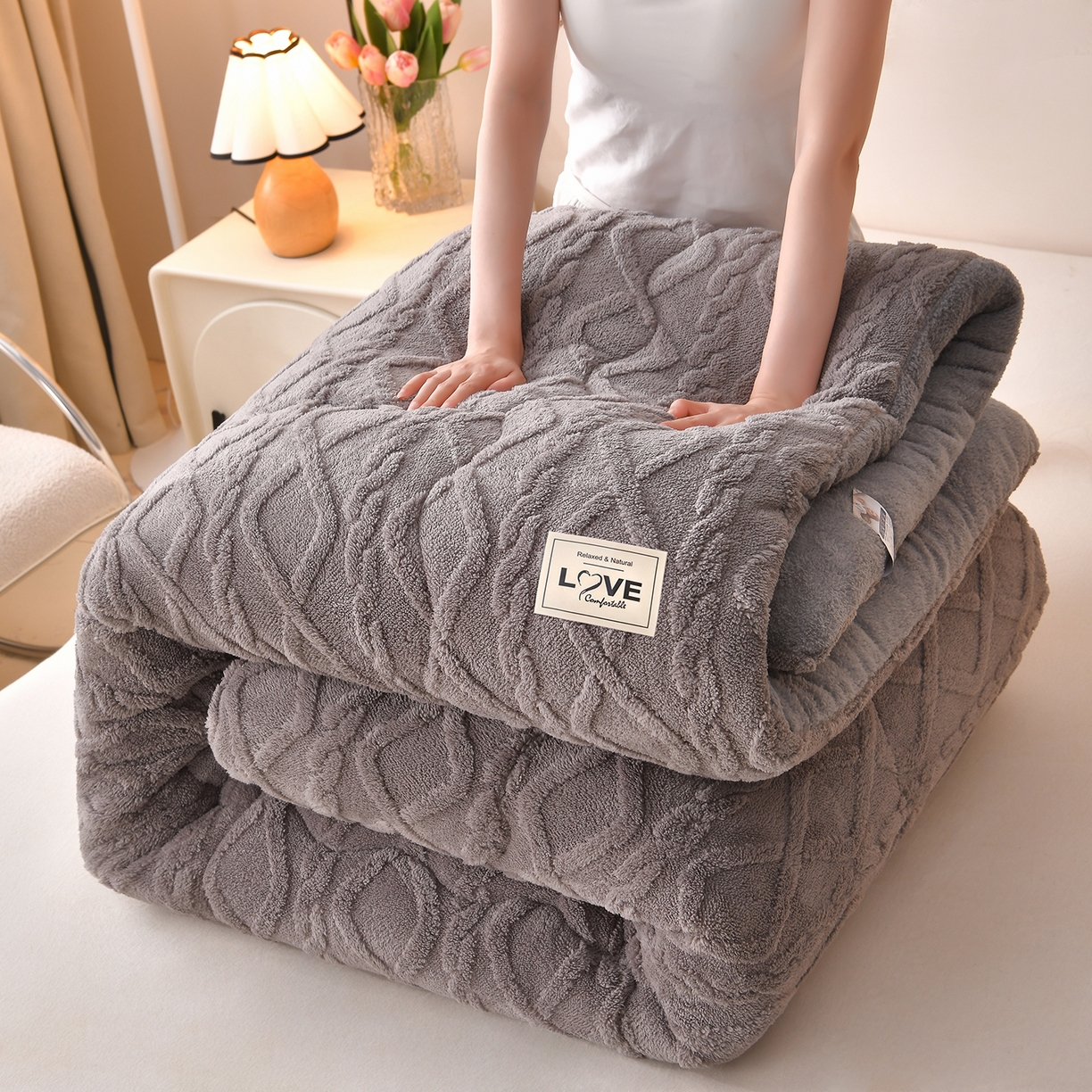 91家纺网 家纺一手货源 找家纺 宇豪家纺 2025新款塔芙绒被子羊羔绒冬被 深灰