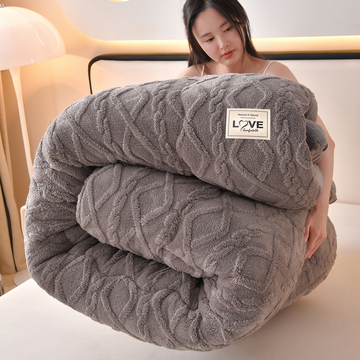 91家纺网 家纺一手货源 找家纺 宇豪家纺 2025新款塔芙绒被子羊羔绒冬被 深灰
