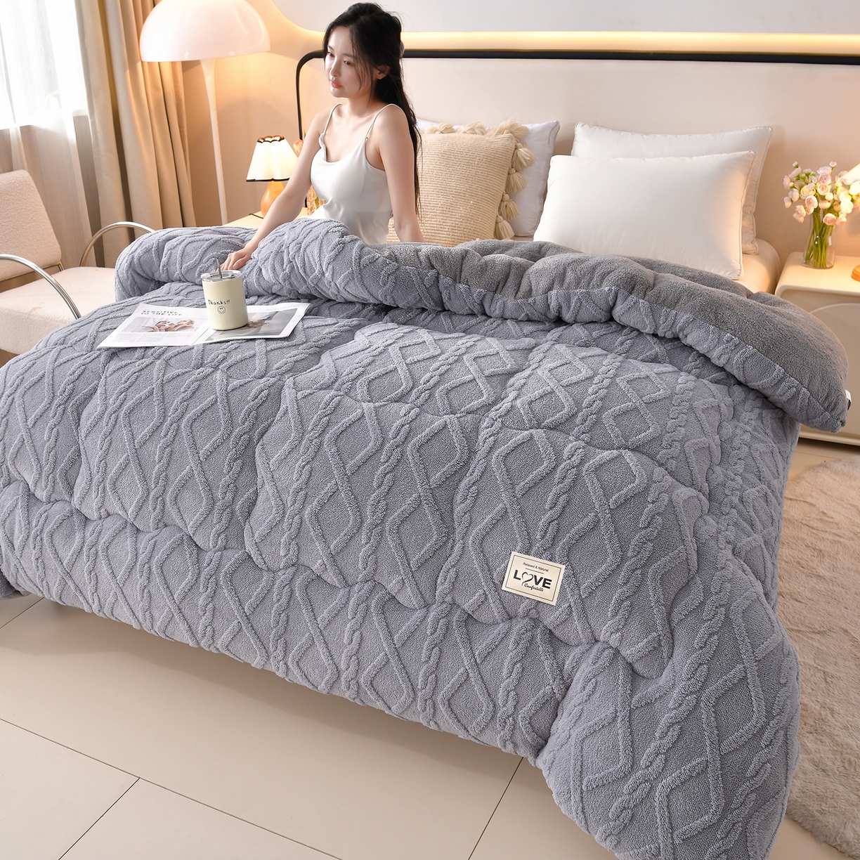 91家纺网 家纺一手货源 找家纺 宇豪家纺 2025新款塔芙绒被子羊羔绒冬被 灰色