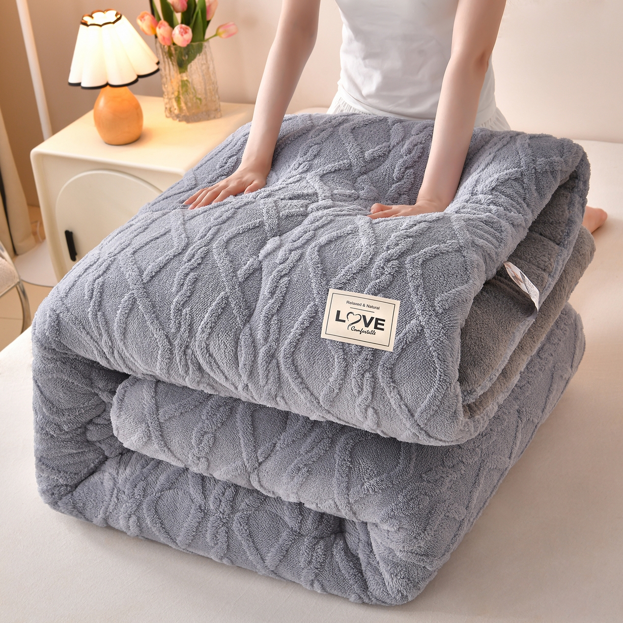 91家纺网 家纺一手货源 找家纺 宇豪家纺 2025新款塔芙绒被子羊羔绒冬被 灰色