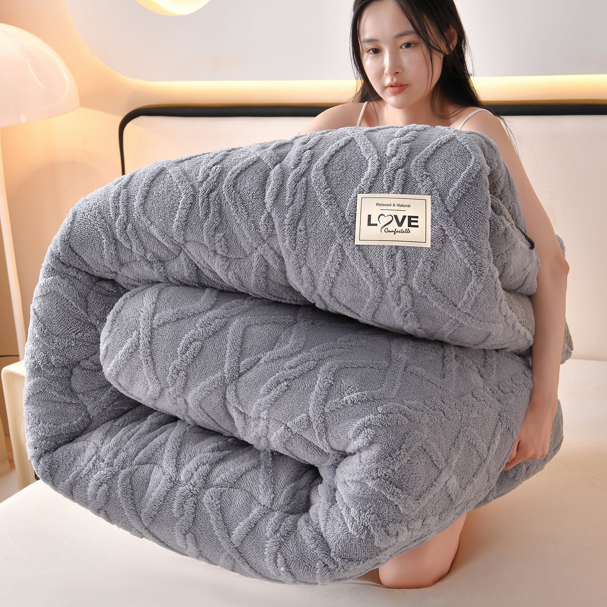 91家纺网 家纺一手货源 找家纺 宇豪家纺 2025新款塔芙绒被子羊羔绒冬被 灰色