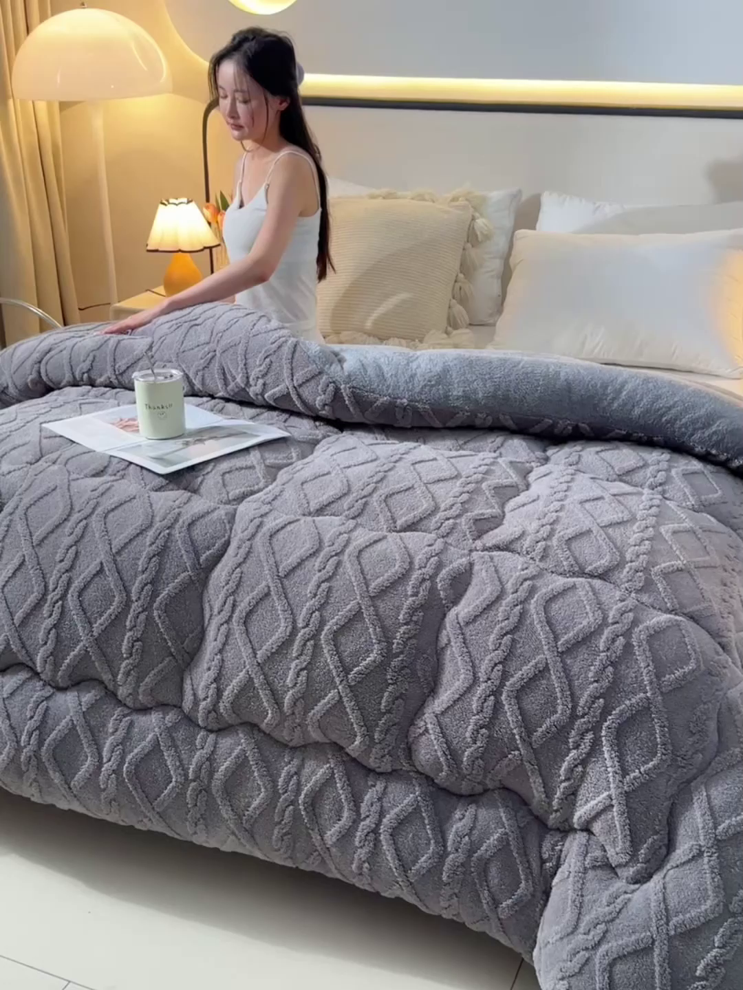 91家纺网 家纺一手货源 找家纺 宇豪家纺 2025新款塔芙绒被子羊羔绒冬被 深灰