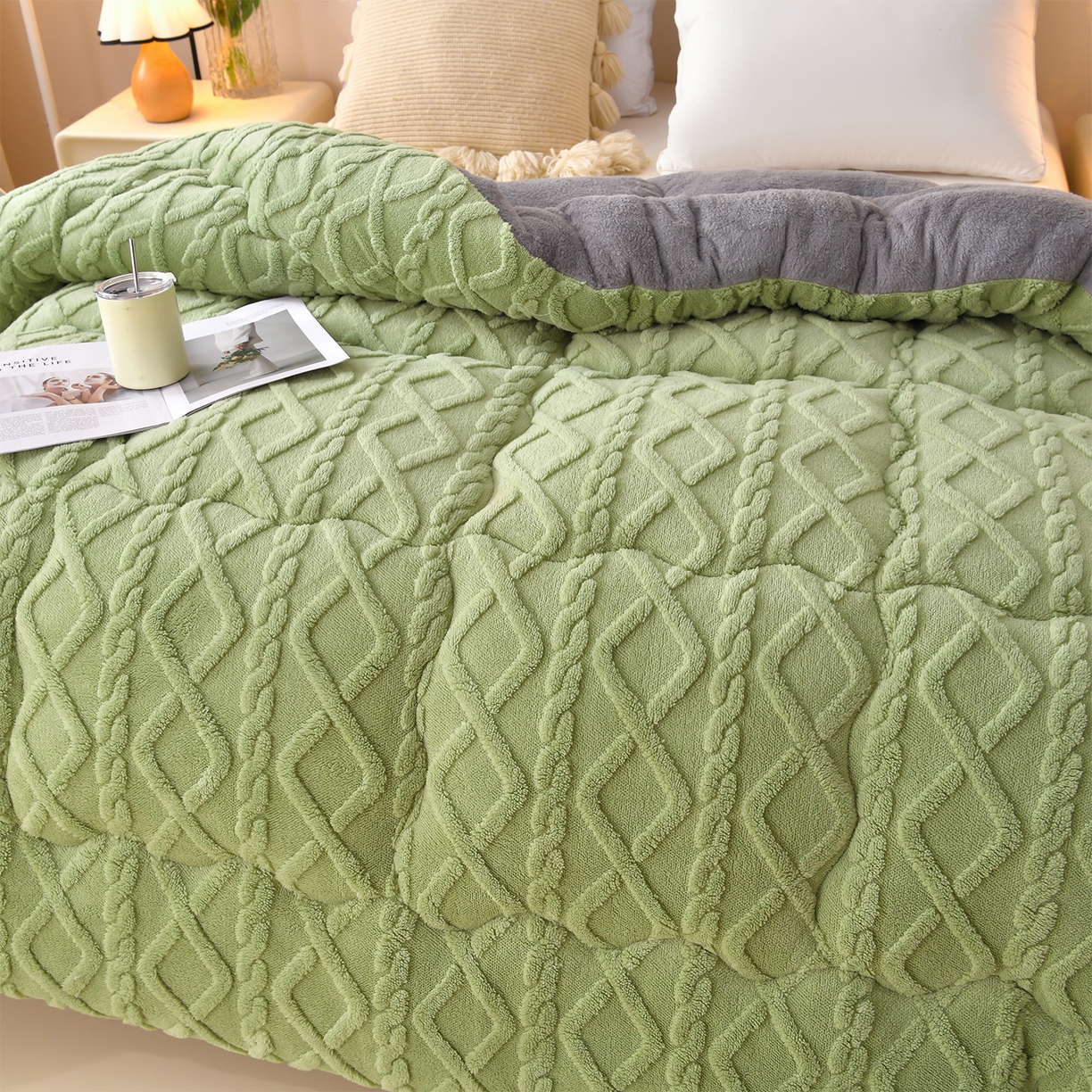 91家纺网 家纺一手货源 找家纺 宇豪家纺 2025新款塔芙绒被子羊羔绒冬被 绿色