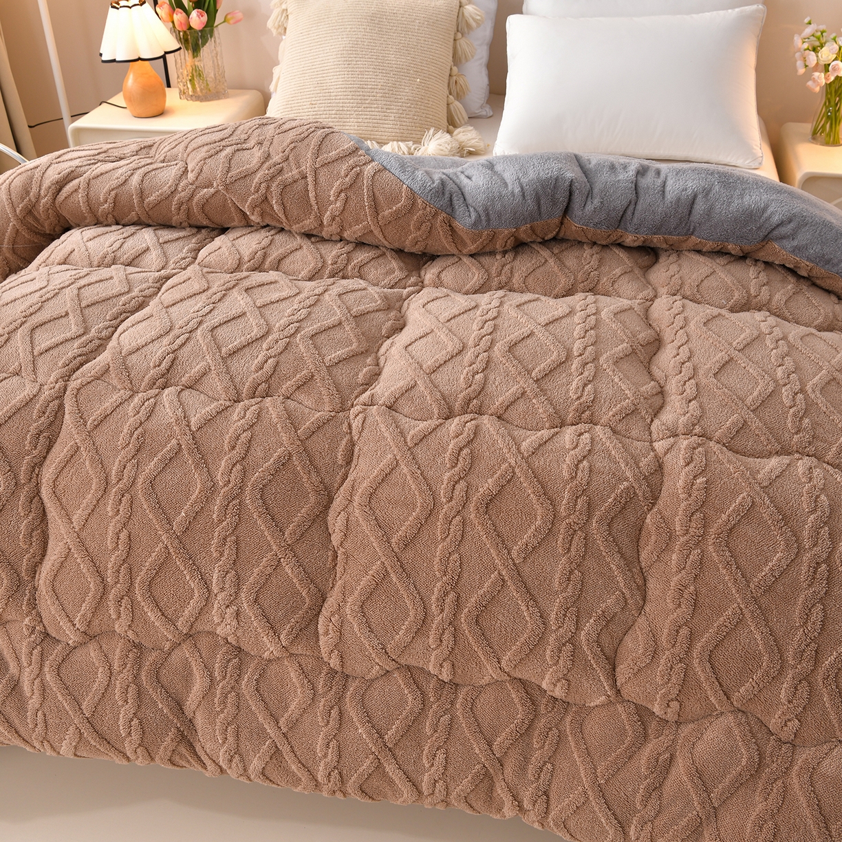 91家纺网 家纺一手货源 找家纺 宇豪家纺 2025新款塔芙绒被子羊羔绒冬被 咖色