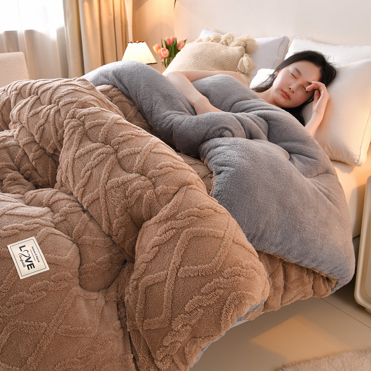 91家纺网 家纺一手货源 找家纺 宇豪家纺 2025新款塔芙绒被子羊羔绒冬被 咖色