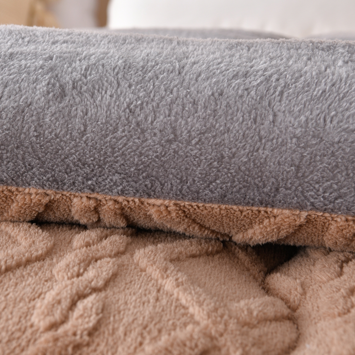 91家纺网 家纺一手货源 找家纺 宇豪家纺 2025新款塔芙绒被子羊羔绒冬被 咖色