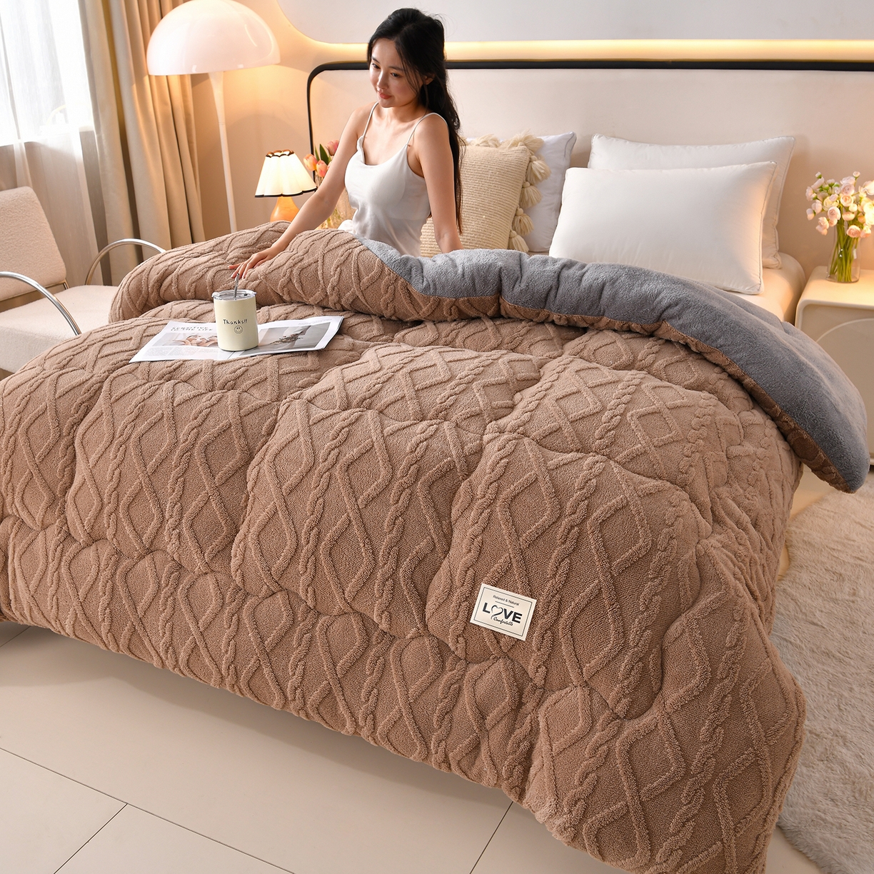 91家纺网 家纺一手货源 找家纺 宇豪家纺 2025新款塔芙绒被子羊羔绒冬被 咖色