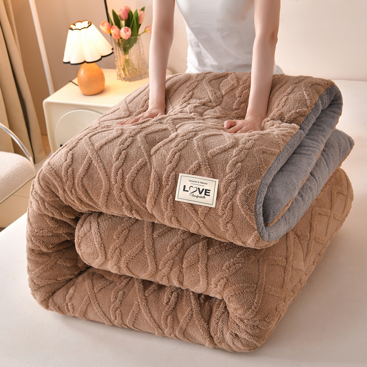 91家纺网 家纺一手货源 找家纺 宇豪家纺 2025新款塔芙绒被子羊羔绒冬被 咖色